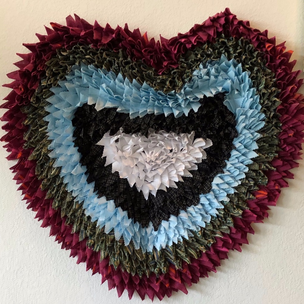 Amish Handmade Heart Shaped Rag Rug ~ Wall Decor - Picture 5 of 9